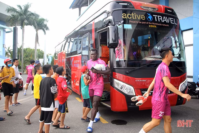 “Xem giò” Tiến Linh cùng đồng đội Becamex Bình Dương trên sân Hà Tĩnh