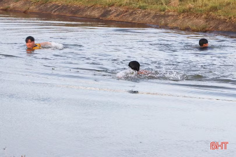 Nguy hiểm rình rập khi trẻ đua nhau tắm hồ Kẻ Gỗ và trên kênh chính