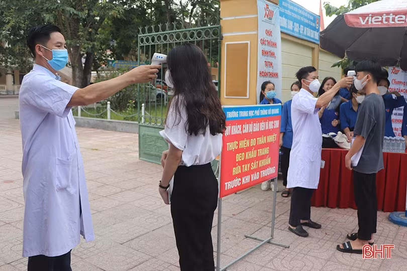 Thí sinh tại 35 điểm thi ở Hà Tĩnh bước vào môn thi đầu tiên Kỳ thi tốt nghiệp THPT 2022