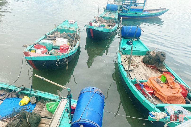 Bắt 4 đối tượng dùng kích điện khai thác hải sản ở vùng biển Thiên Cầm