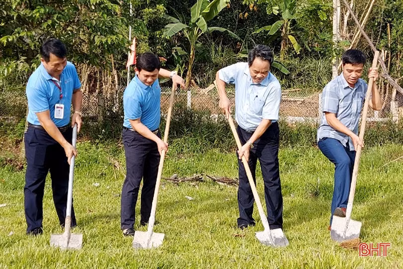 Đảng ủy Khối CCQ&DN Hà Tĩnh hỗ trợ xây dựng NTM ở Hương Khê