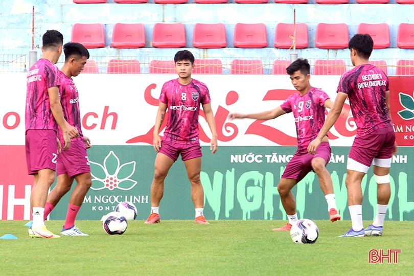 “Xem giò” Tiến Linh cùng đồng đội Becamex Bình Dương trên sân Hà Tĩnh