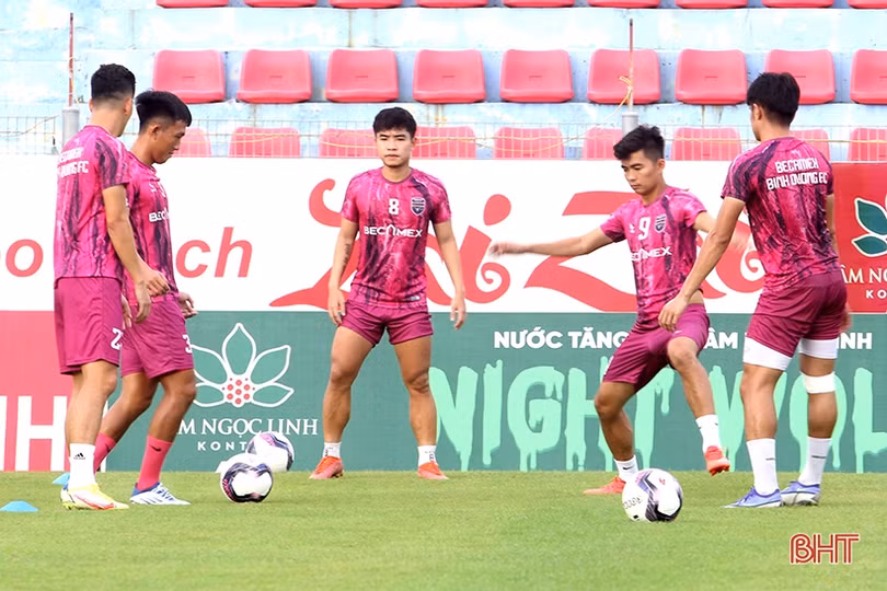 “Xem giò” Tiến Linh cùng đồng đội Becamex Bình Dương trên sân Hà Tĩnh