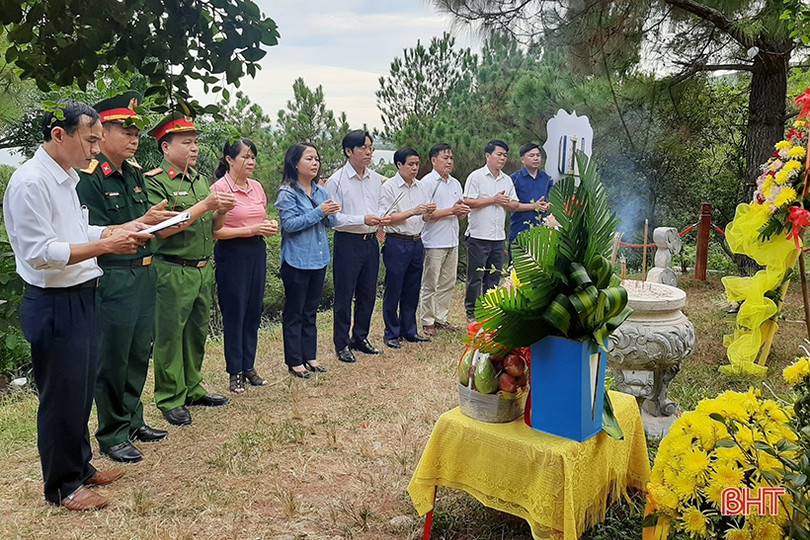 Lãnh đạo Cẩm Xuyên dâng hương các địa chỉ đỏ ở Quảng Trị và Quảng Bình