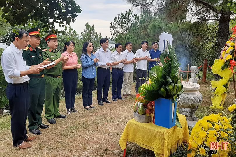 Lãnh đạo Cẩm Xuyên dâng hương các địa chỉ đỏ ở Quảng Trị và Quảng Bình