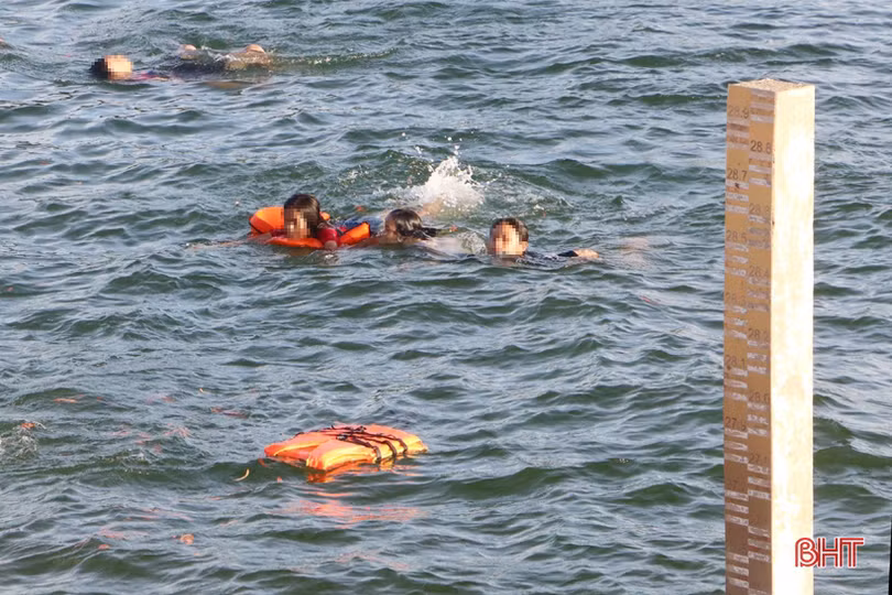 Nguy hiểm rình rập khi trẻ đua nhau tắm hồ Kẻ Gỗ và trên kênh chính