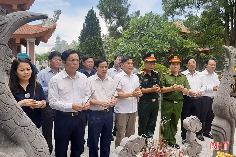 Lãnh đạo Cẩm Xuyên dâng hương các địa chỉ đỏ ở Quảng Trị và Quảng Bình
