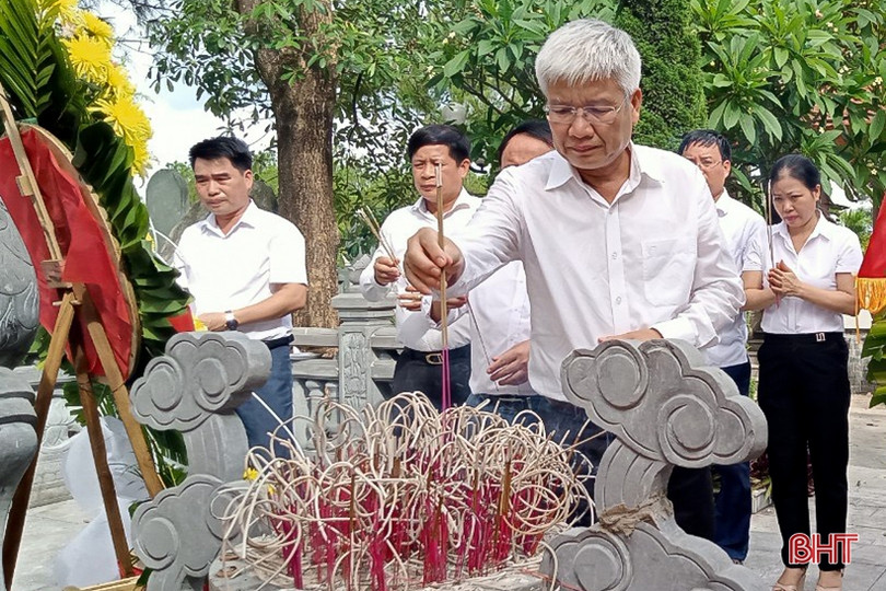 Lãnh đạo TX Hồng Lĩnh dâng hương các địa chỉ đỏ