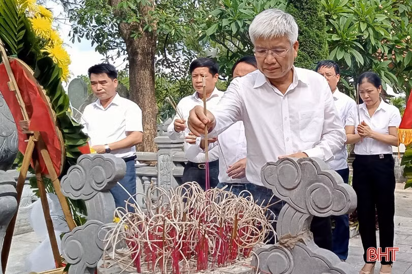 Lãnh đạo TX Hồng Lĩnh dâng hương các địa chỉ đỏ