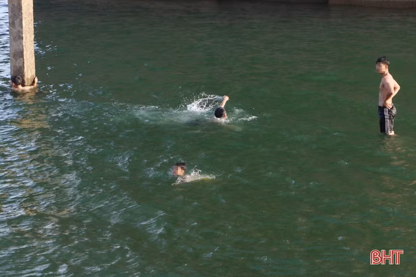 Nguy hiểm rình rập khi trẻ đua nhau tắm hồ Kẻ Gỗ và trên kênh chính