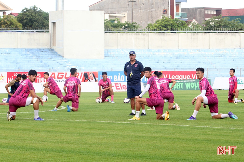 “Xem giò” Tiến Linh cùng đồng đội Becamex Bình Dương trên sân Hà Tĩnh