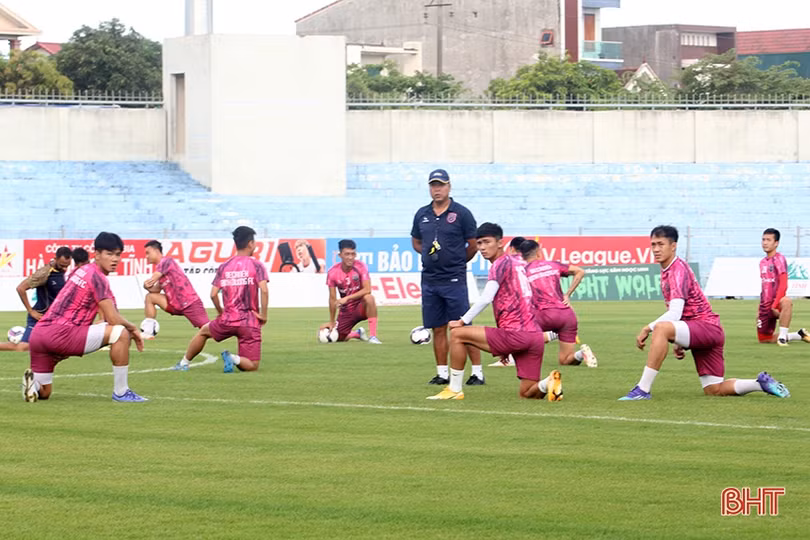 “Xem giò” Tiến Linh cùng đồng đội Becamex Bình Dương trên sân Hà Tĩnh