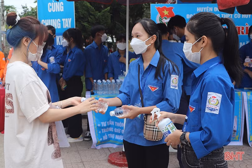 Thí sinh tại 35 điểm thi ở Hà Tĩnh bước vào môn thi đầu tiên Kỳ thi tốt nghiệp THPT 2022