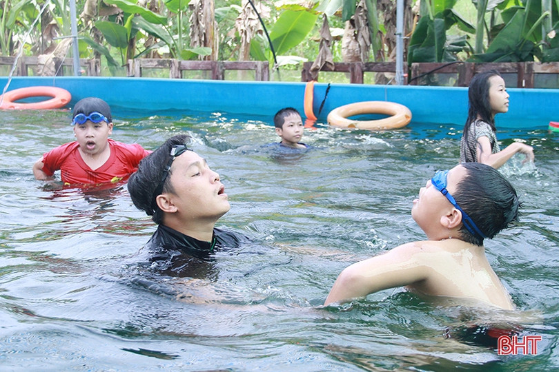 Khai giảng khóa học bơi miễn phí cho trẻ em nghèo ở Nghi Xuân