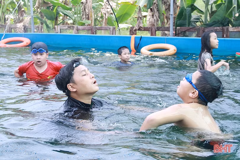 Khai giảng khóa học bơi miễn phí cho trẻ em nghèo ở Nghi Xuân