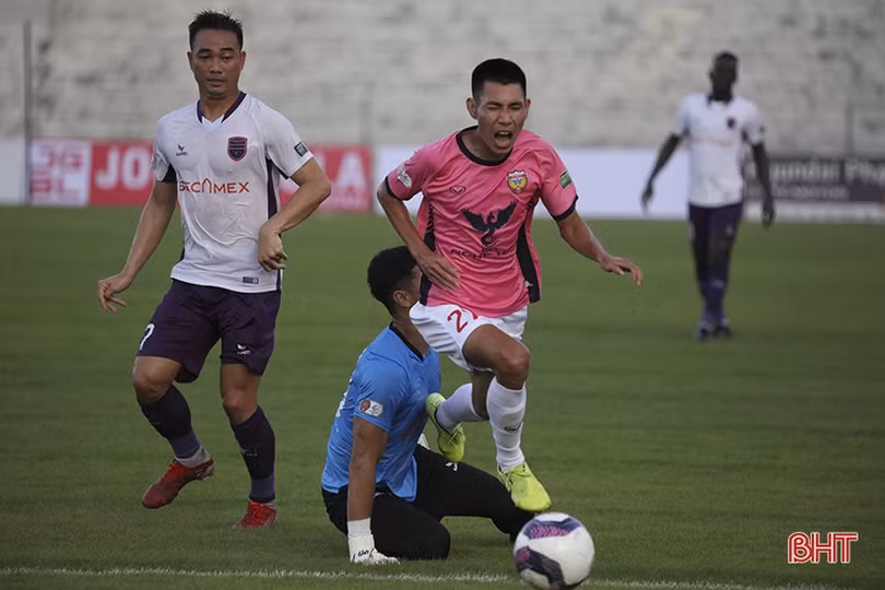 Hồng Lĩnh Hà Tĩnh thắng Bình Dương 3-1, leo lên vị trí thứ 4