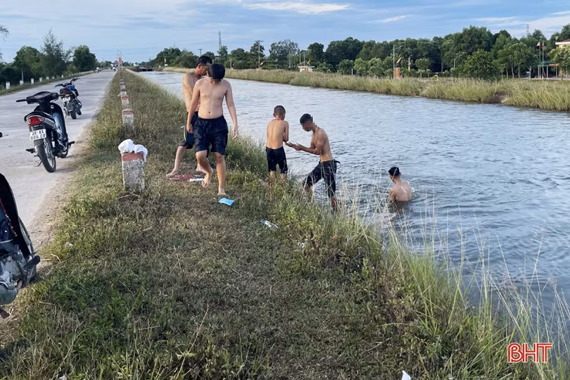 Nguy hiểm rình rập khi trẻ đua nhau tắm hồ Kẻ Gỗ và trên kênh chính