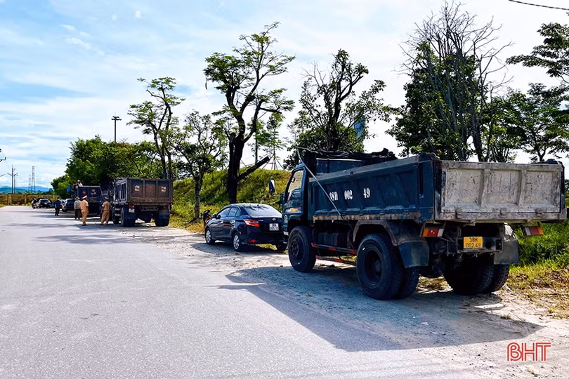 Công an Cẩm Xuyên xử phạt trên 100 triệu đồng xe chở quá khổ, quá tải