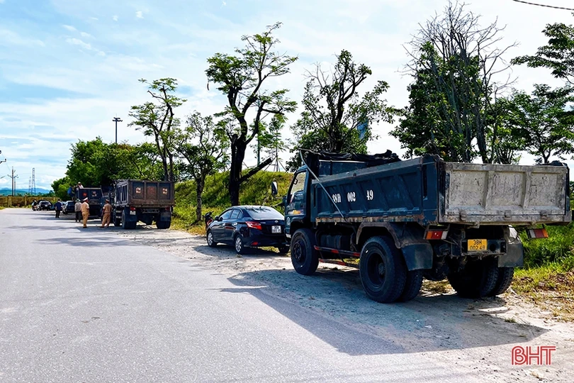 Công an Cẩm Xuyên xử phạt trên 100 triệu đồng xe chở quá khổ, quá tải