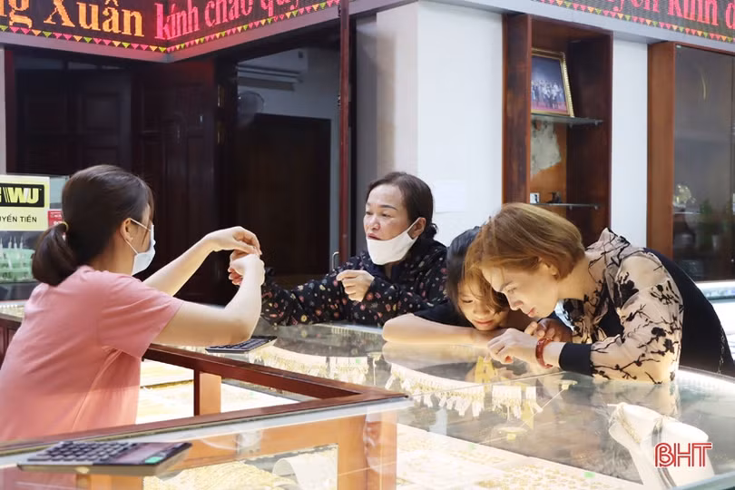 Giá vàng đảo chiều, người dân Hà Tĩnh tranh thủ mua vào