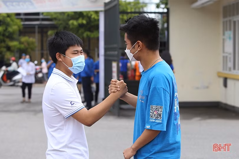 Thí sinh tại 35 điểm thi ở Hà Tĩnh bước vào môn thi đầu tiên Kỳ thi tốt nghiệp THPT 2022