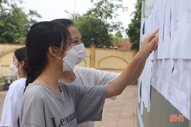 Thí sinh tại 35 điểm thi ở Hà Tĩnh bước vào môn thi đầu tiên Kỳ thi tốt nghiệp THPT 2022