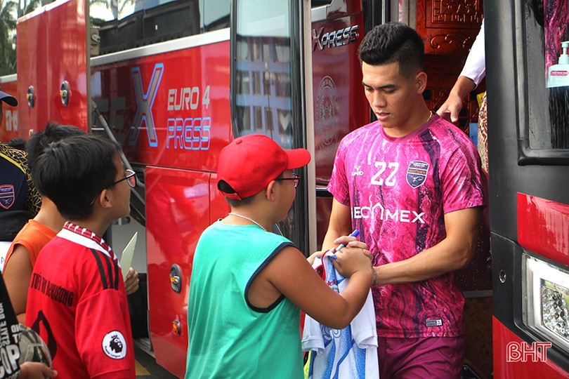 “Xem giò” Tiến Linh cùng đồng đội Becamex Bình Dương trên sân Hà Tĩnh