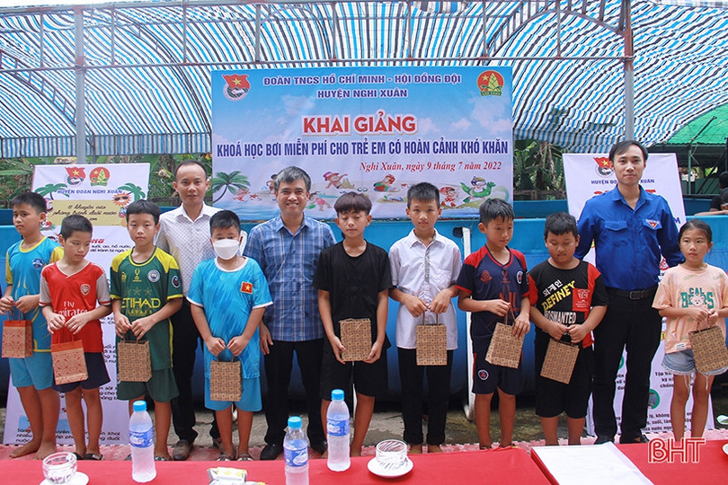 Khai giảng khóa học bơi miễn phí cho trẻ em nghèo ở Nghi Xuân