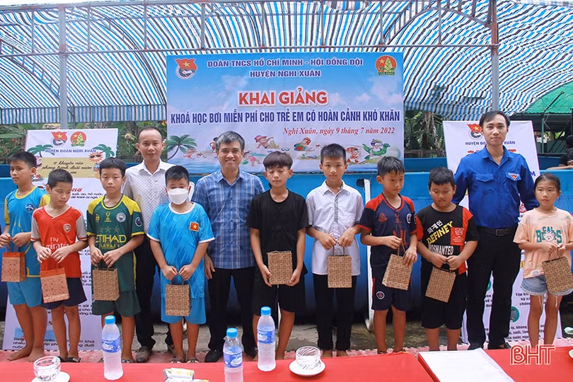 Khai giảng khóa học bơi miễn phí cho trẻ em nghèo ở Nghi Xuân