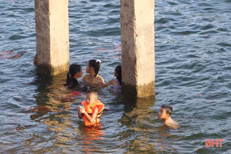 Nguy hiểm rình rập khi trẻ đua nhau tắm hồ Kẻ Gỗ và trên kênh chính