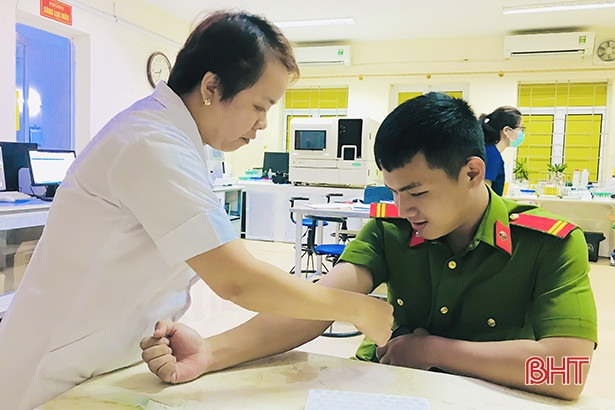 Chiến sỹ nghĩa vụ Trại tạm giam Công an Hà Tĩnh hiến máu cứu người