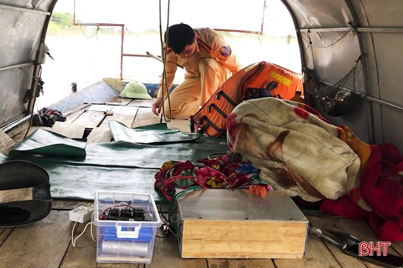 Bắt giữ 2 thuyền máy đánh bắt thủy sản bằng kích điện trên sông Lam