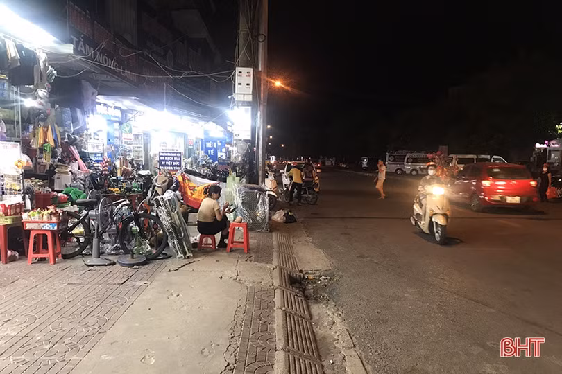 Cần sớm xử lý tình trạng tái lấn chiếm vỉa hè trên đường Hải Thượng Lãn Ông