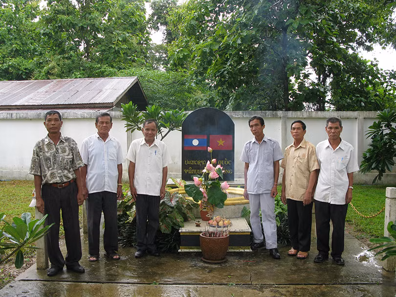 Những đài tưởng niệm liệt sĩ Việt Nam trên đất Lào