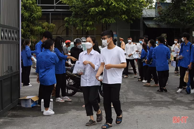 Thí sinh tại 35 điểm thi ở Hà Tĩnh bước vào môn thi đầu tiên Kỳ thi tốt nghiệp THPT 2022
