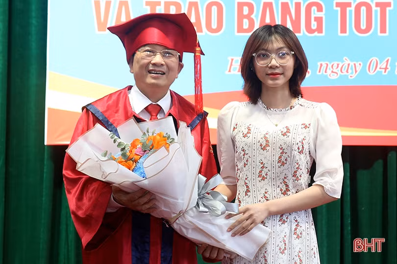 Trường Đại học Hà Tĩnh trao bằng tốt nghiệp cho 282 sinh viên