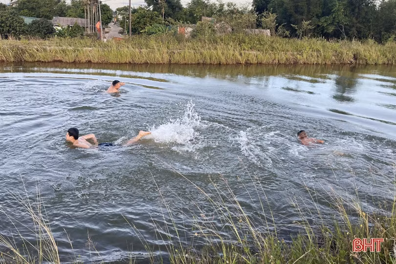 Nguy hiểm rình rập khi trẻ đua nhau tắm hồ Kẻ Gỗ và trên kênh chính