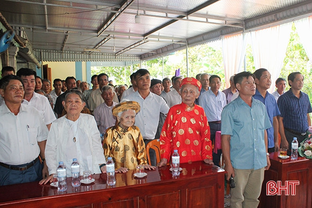 Đôi vợ chồng ở Can Lộc cùng nhận Huy hiệu 75 năm tuổi Đảng