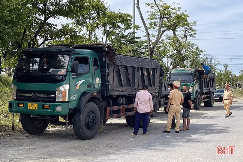 Công an Cẩm Xuyên xử phạt trên 100 triệu đồng xe chở quá khổ, quá tải