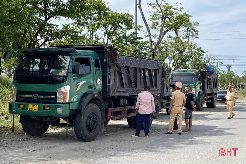 Công an Cẩm Xuyên xử phạt trên 100 triệu đồng xe chở quá khổ, quá tải