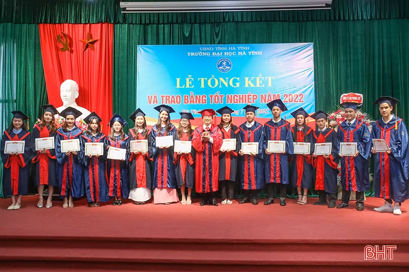 Trường Đại học Hà Tĩnh trao bằng tốt nghiệp cho 282 sinh viên
