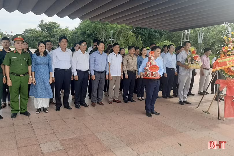 Lãnh đạo Cẩm Xuyên dâng hương các địa chỉ đỏ ở Quảng Trị và Quảng Bình