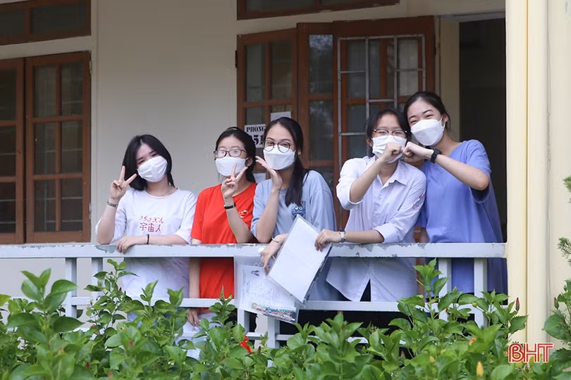 Thí sinh tại 35 điểm thi ở Hà Tĩnh bước vào môn thi đầu tiên Kỳ thi tốt nghiệp THPT 2022