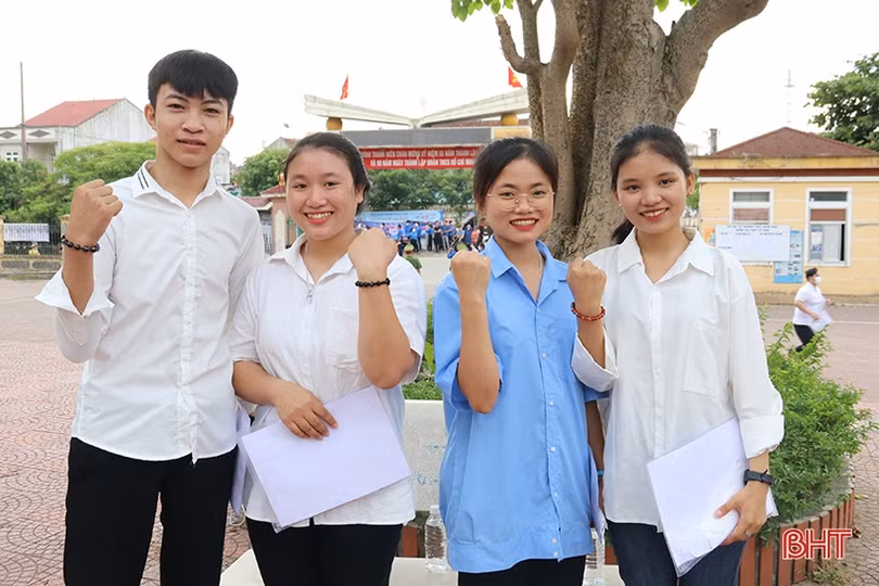 Thí sinh tại 35 điểm thi ở Hà Tĩnh bước vào môn thi đầu tiên Kỳ thi tốt nghiệp THPT 2022