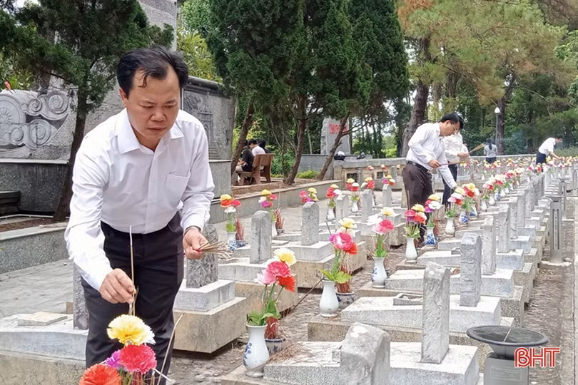 Lãnh đạo TX Hồng Lĩnh dâng hương các địa chỉ đỏ