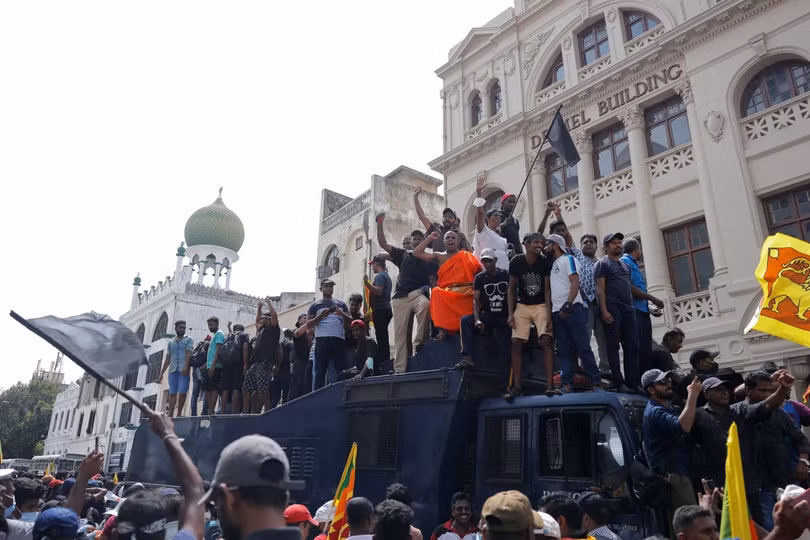 Thủ đô Sri Lanka chìm trong hỗn loạn