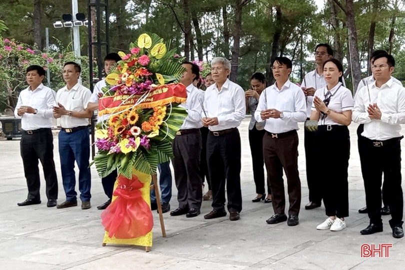 Lãnh đạo TX Hồng Lĩnh dâng hương các địa chỉ đỏ