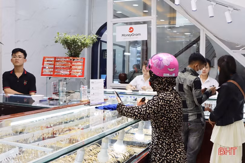 Giá vàng đảo chiều, người dân Hà Tĩnh tranh thủ mua vào