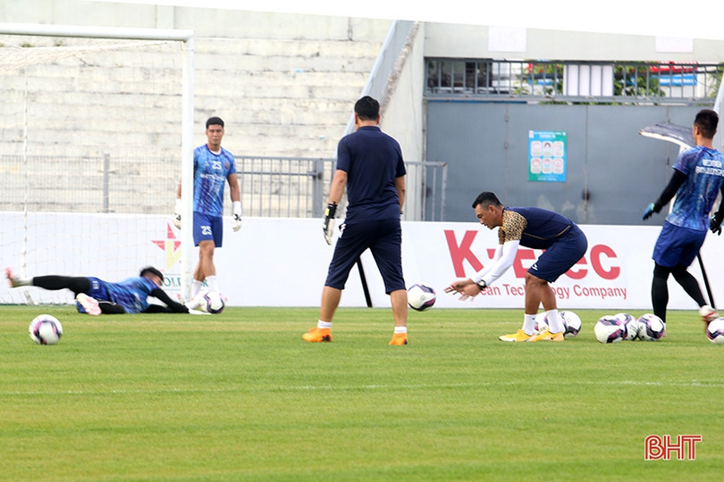 “Xem giò” Tiến Linh cùng đồng đội Becamex Bình Dương trên sân Hà Tĩnh