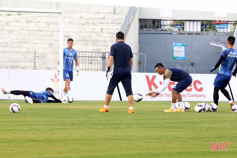 “Xem giò” Tiến Linh cùng đồng đội Becamex Bình Dương trên sân Hà Tĩnh